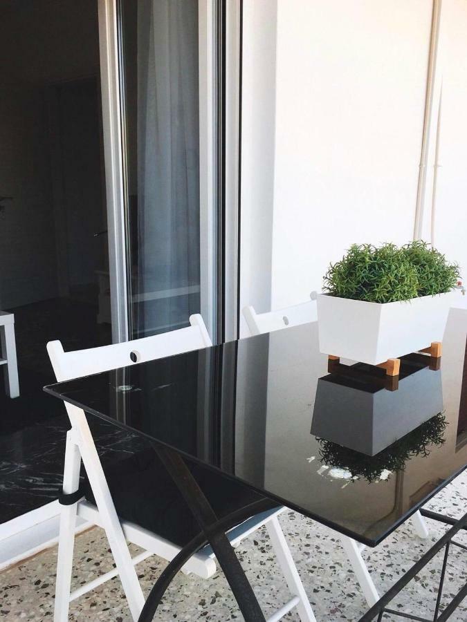 133 Sokratous, Black Marble. Atene Esterno foto